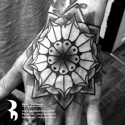  Tatouage mandala sur la main